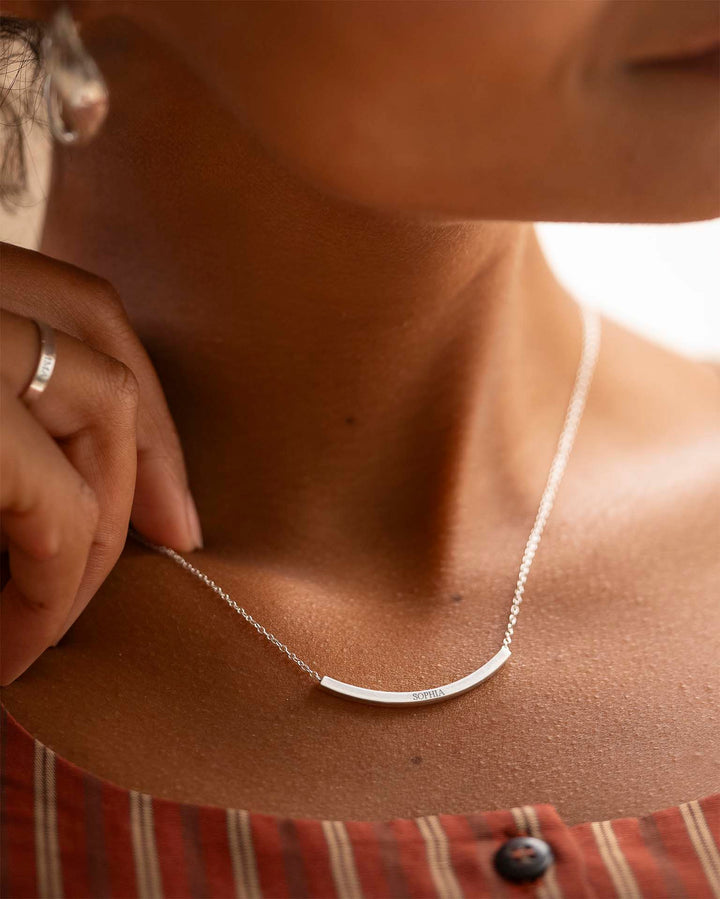 Collier Personnalisé en Argent avec Barre Courbée et Message
