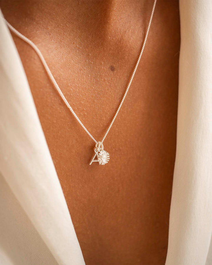 Collier Personnalisé en Argent avec Lettre et Fleurs de Naissance