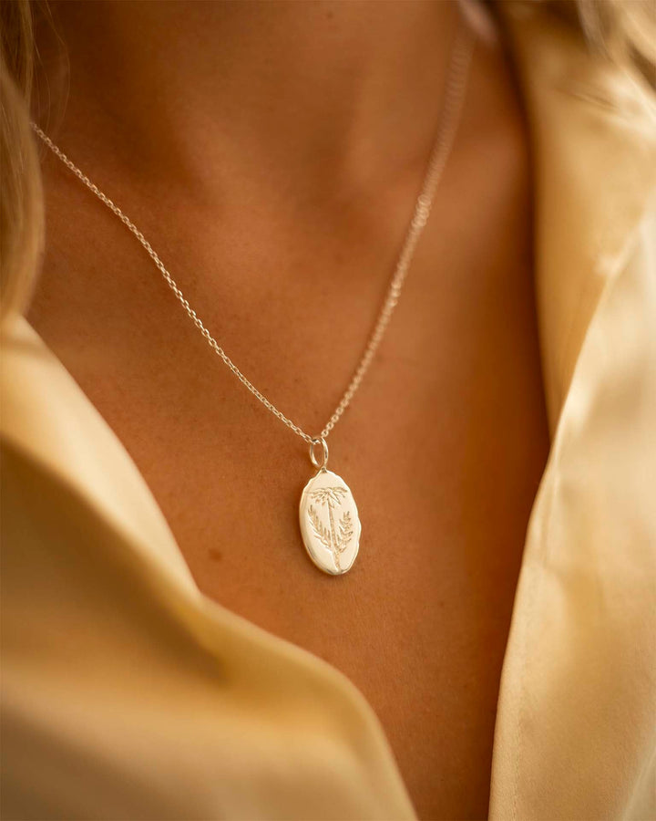 Collier Personnalisé avec Fleur de Naissance Ovale en Argent