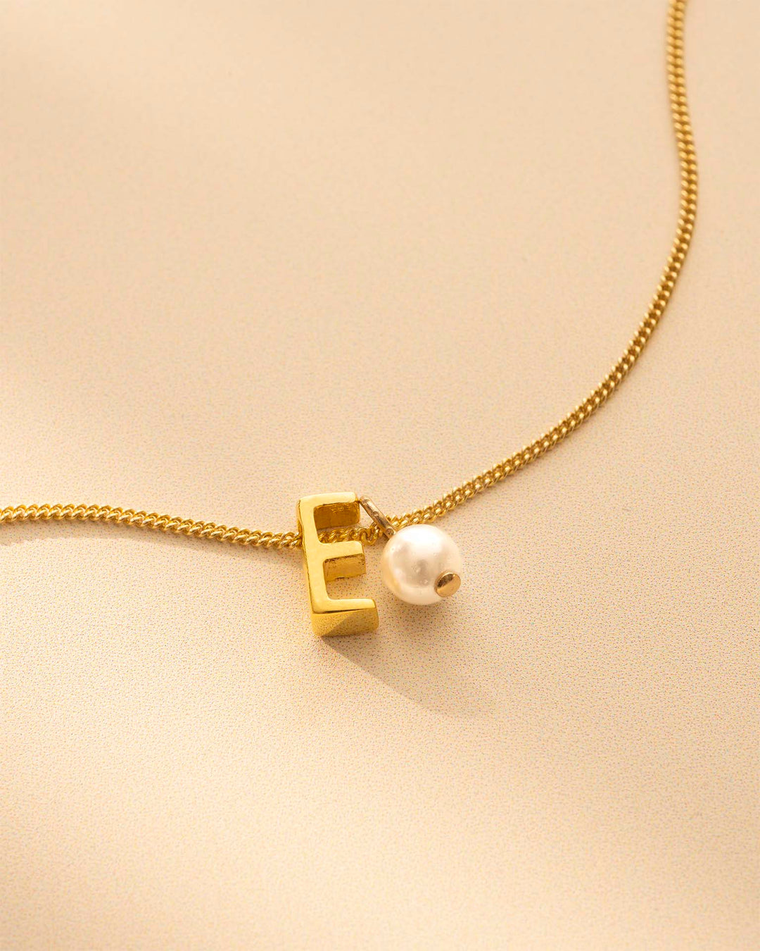 Collier avec Pendentif Lettre en Or et Mini Perle