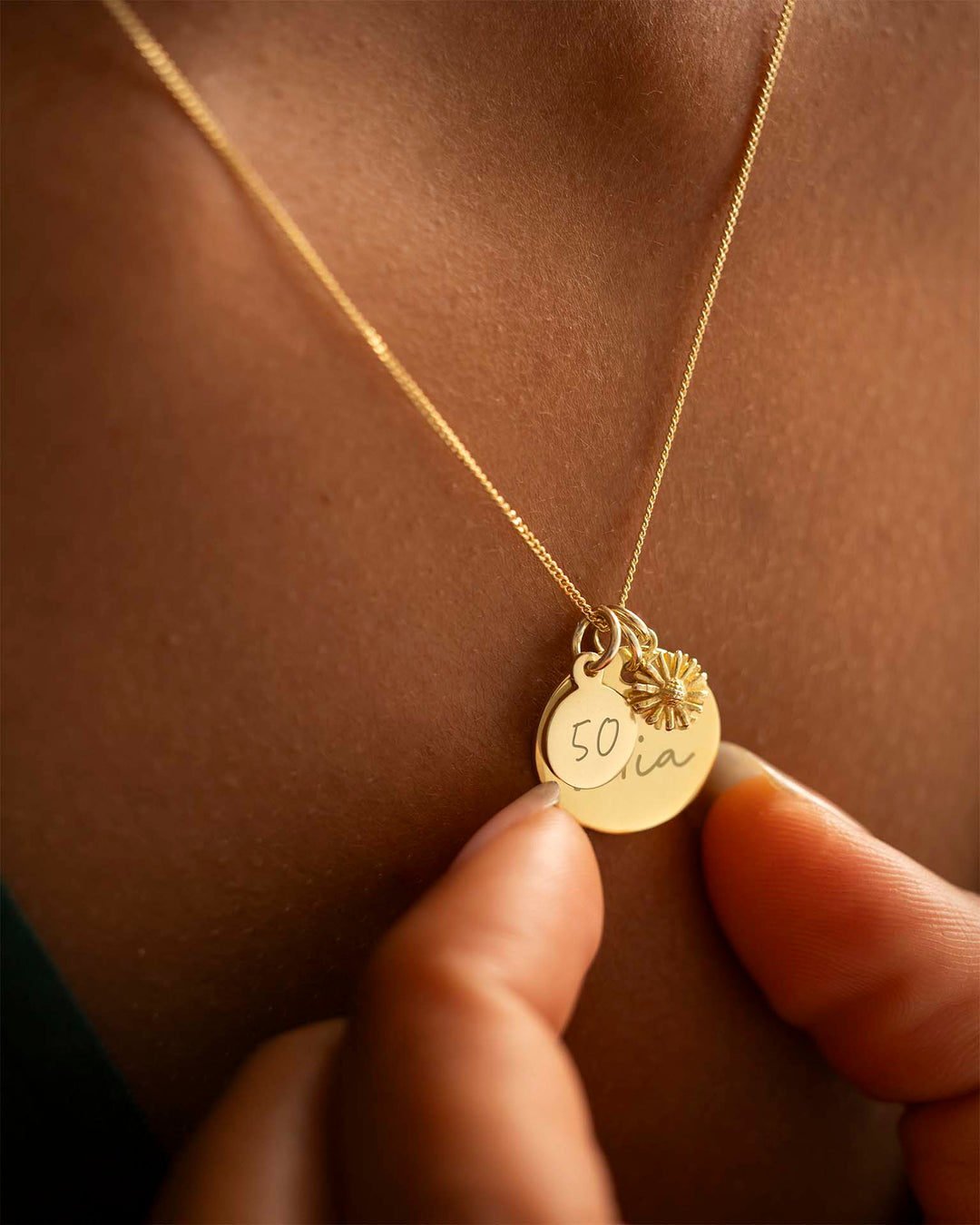 Disque d'anniversaire personnalisé en or et collier avec fleur de naissance