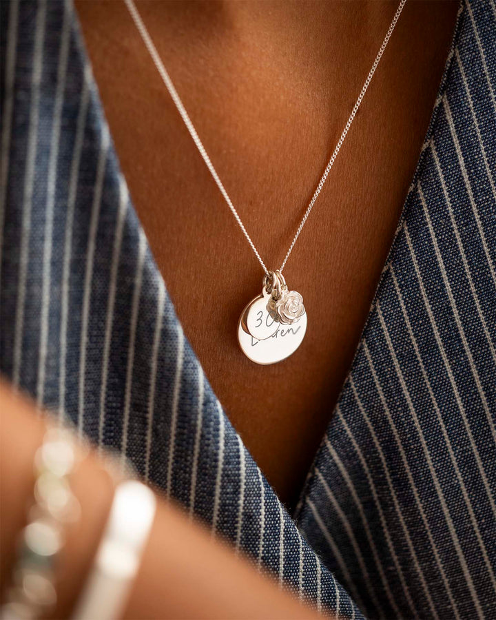 Disque d'Anniversaire Personnalisé en Argent et Collier de Fleurs de Naissance