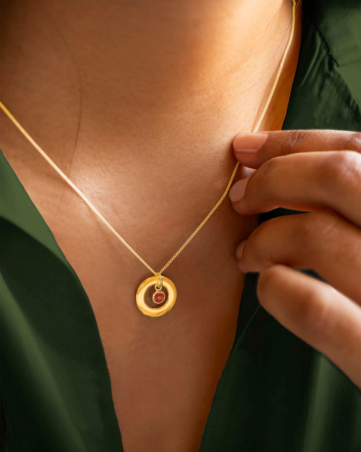 Bague Éternelle en Or et Collier Personnalisé avec Pierre de Naissance