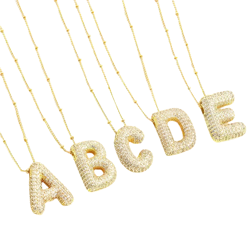 Collier avec initiale en lettre dorée