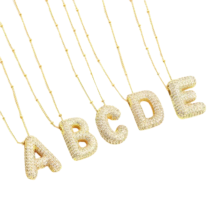 Collier avec initiale en lettre dorée