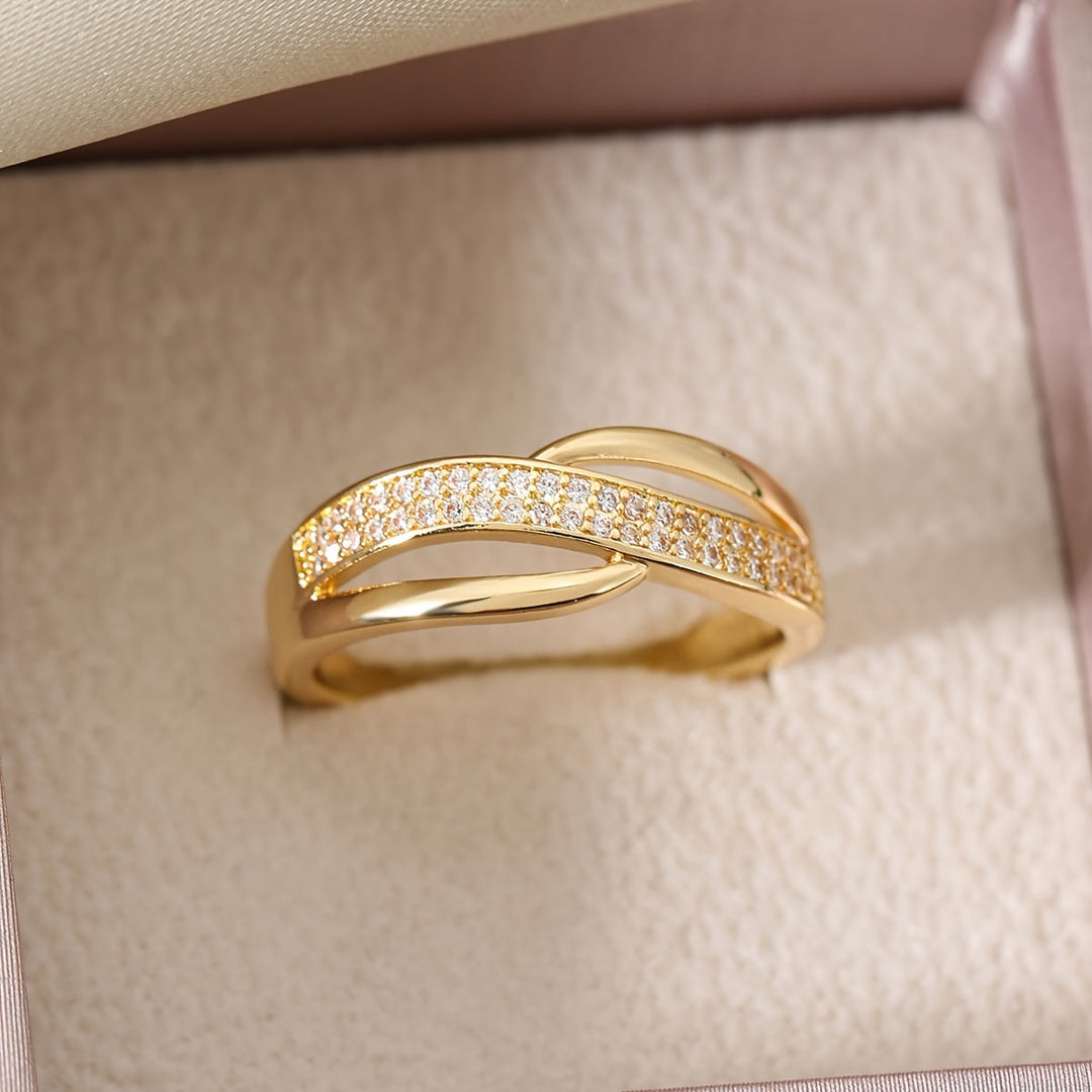 Élégante bague croisée dorée avec pierres