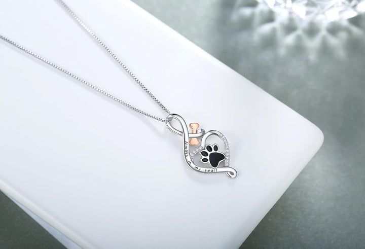 Collier Patte Chanceuse avec Cœur, Os & Infini – Pendentif "Toujours dans Mon Cœur"