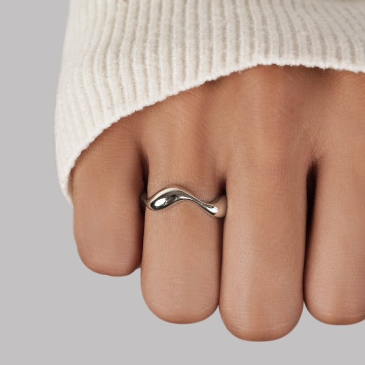 Bague en vagues argentées