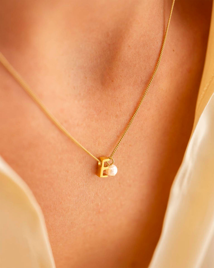 Collier avec Pendentif Lettre en Or et Mini Perle