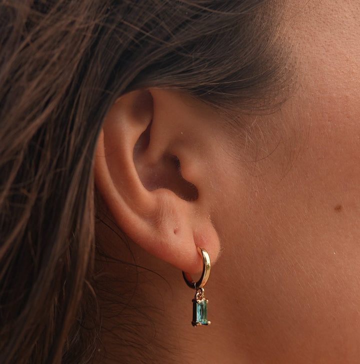 Boucles d'oreilles Huggies en pierre de naissance Bella