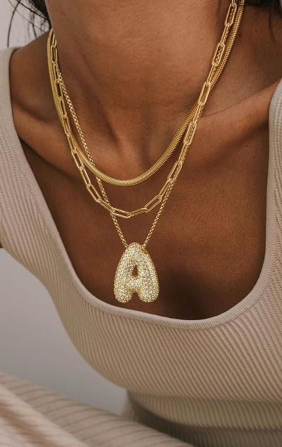 Collier avec initiale en lettre dorée