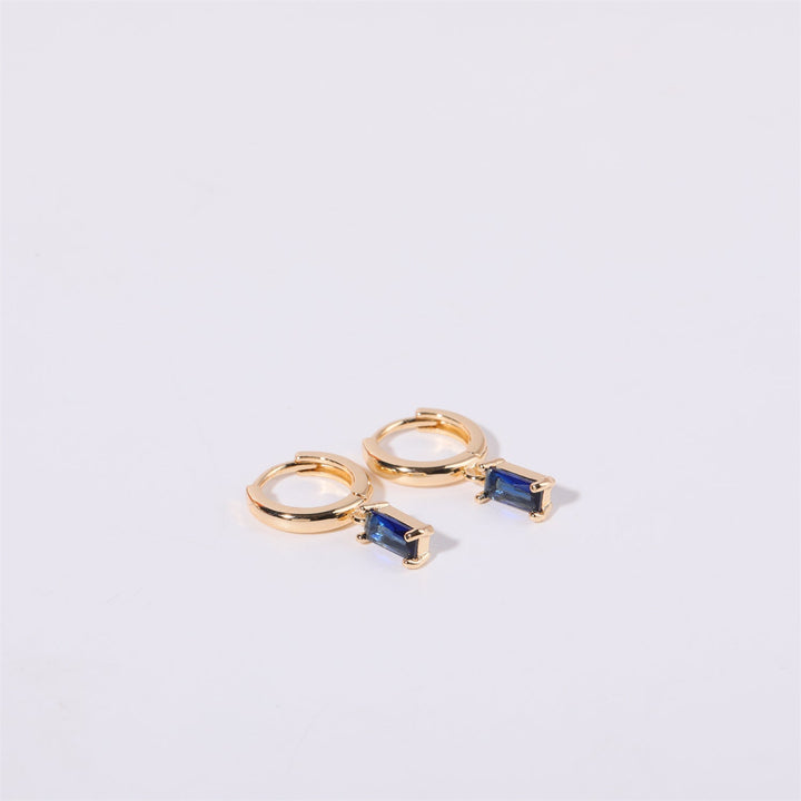 Boucles d'oreilles Huggies en pierre de naissance Bella