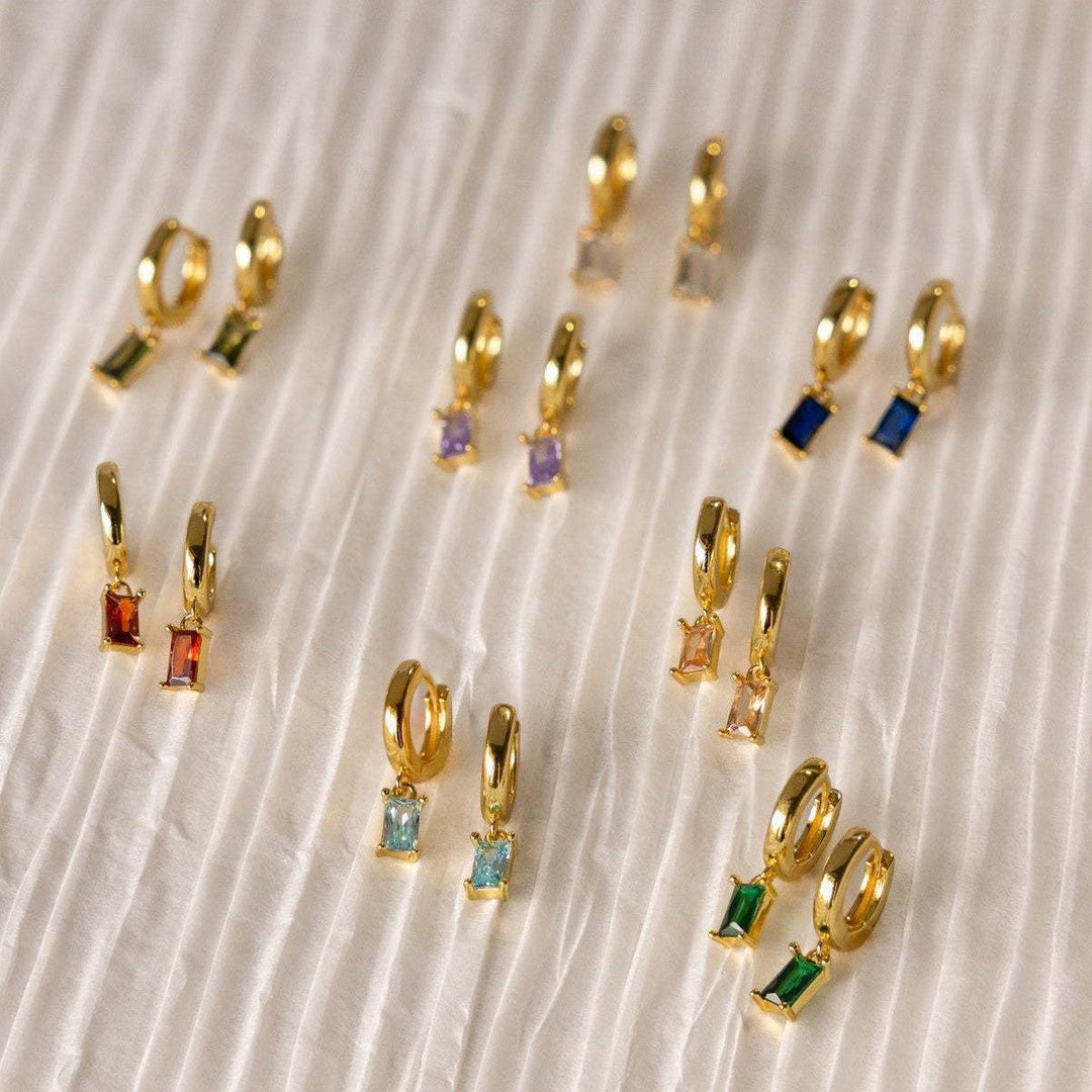 Boucles d'oreilles Huggies en pierre de naissance Bella