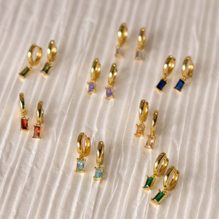 Boucles d'oreilles Huggies en pierre de naissance Bella