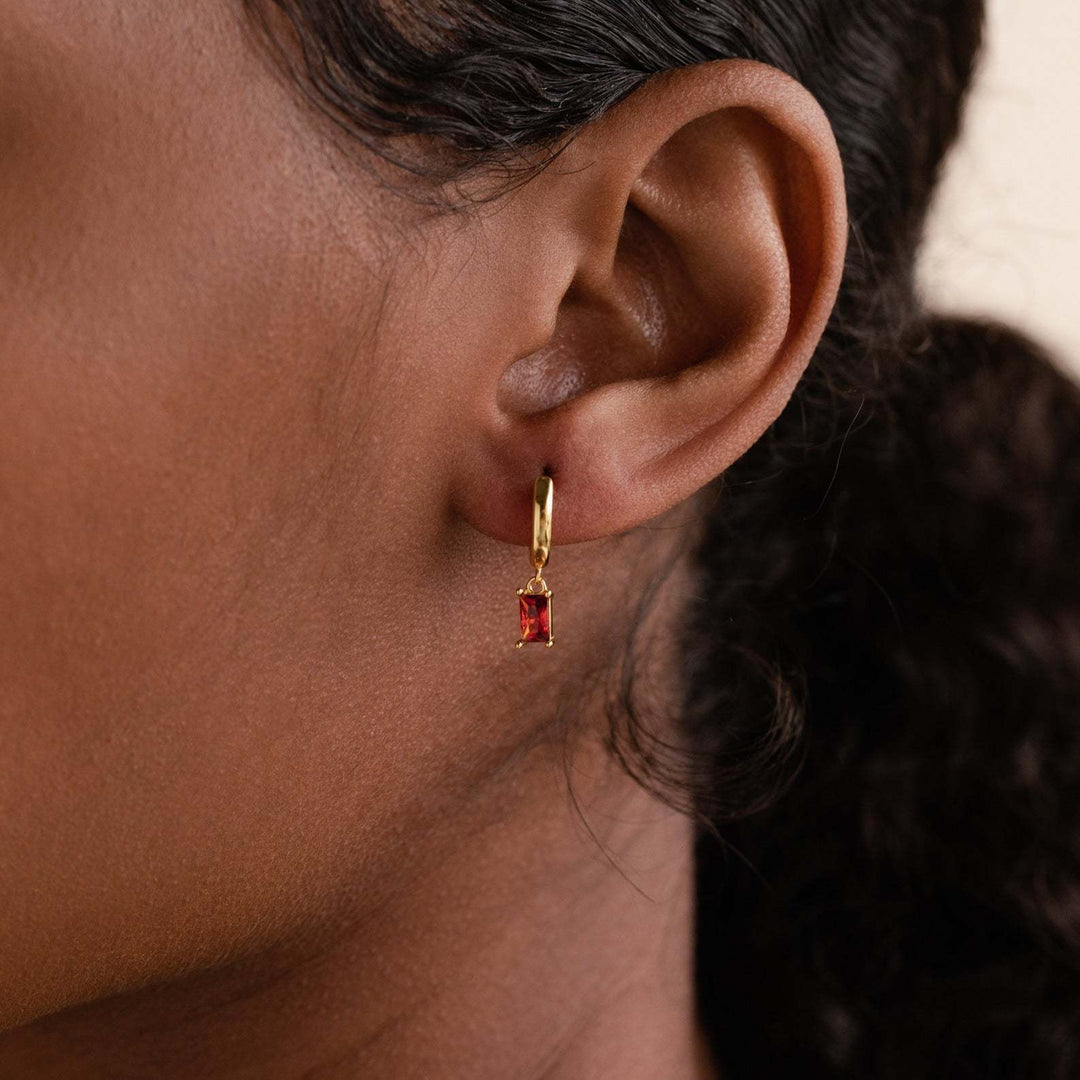 Boucles d'oreilles Huggies en pierre de naissance Bella