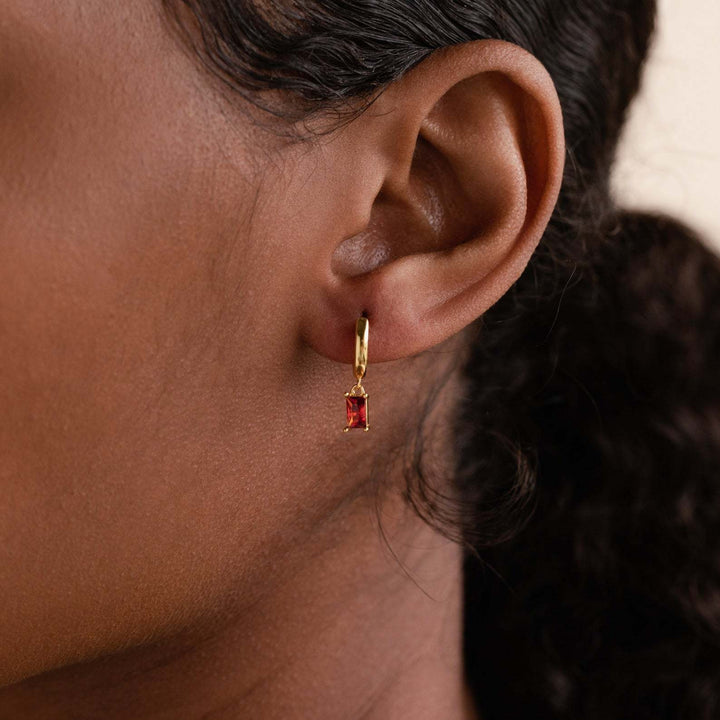 Boucles d'oreilles Huggies en pierre de naissance Bella