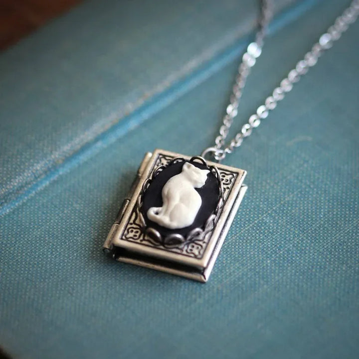 Collier Pendentif Livre Vintage Chat – Design de Page Rotative
