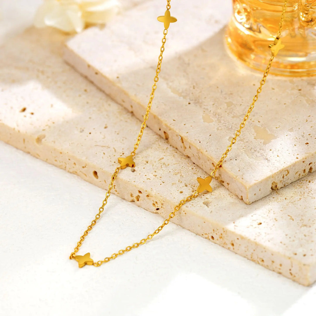 Collier avec pendentif étoile dorée