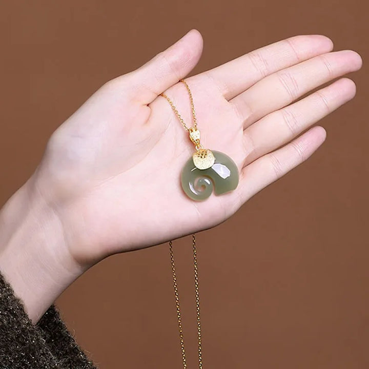 Pendentif Éléphant en Jade Hetian – Collier en Chaîne Plaqué Or 18K pour Femmes