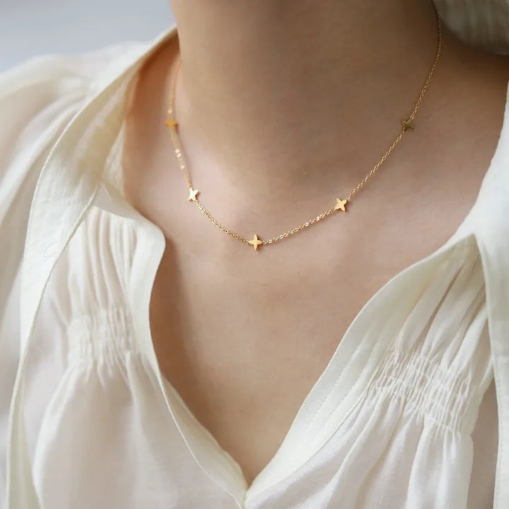 Collier avec pendentif étoile dorée