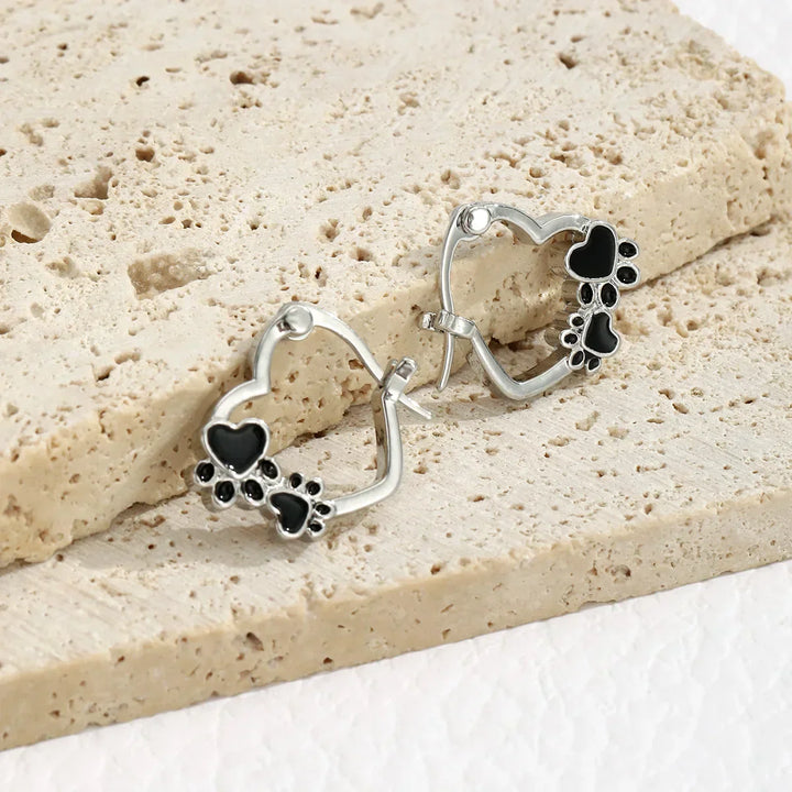 Boucles d'oreilles Huggie en forme de patte de cœur avec émail noir