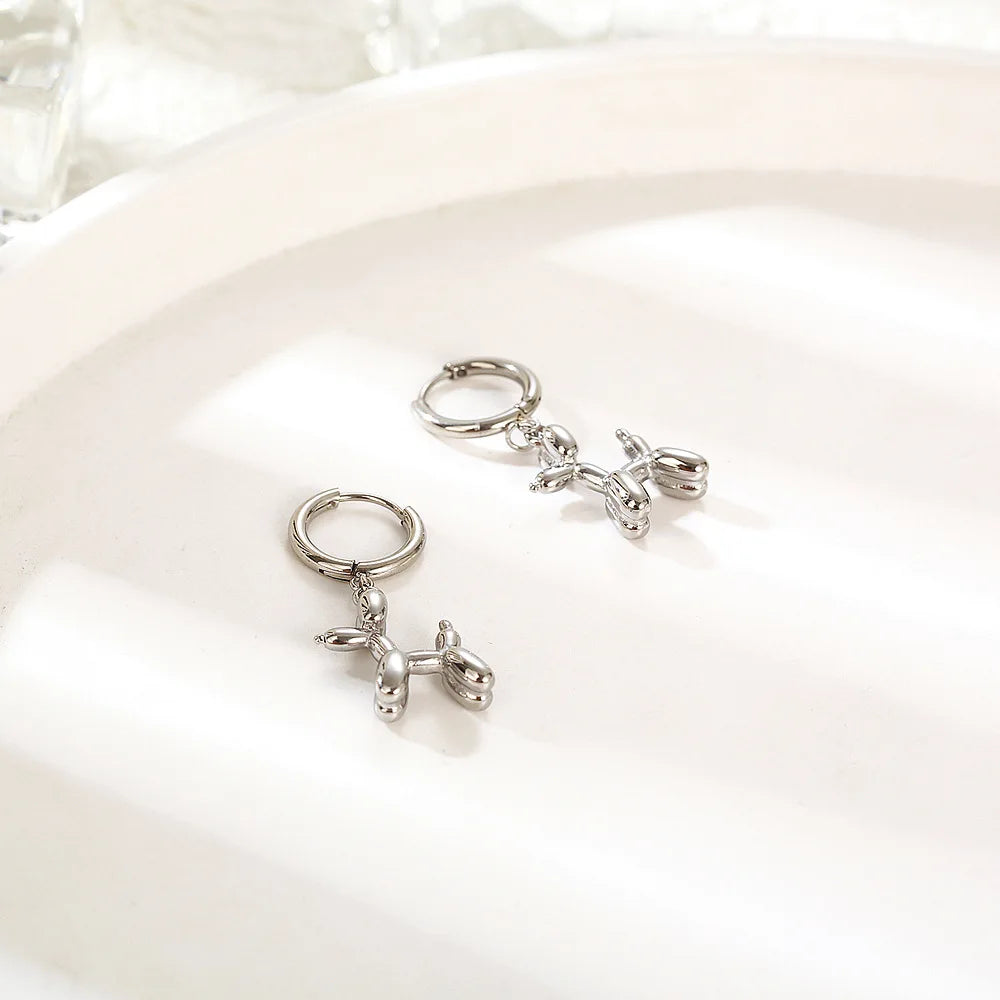 Boucles d'oreilles Huggie en or avec charm en forme de petit chien ballon