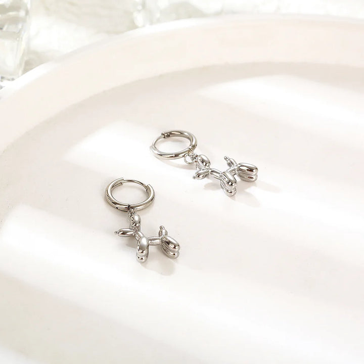 Boucles d'oreilles Huggie en or avec charm en forme de petit chien ballon