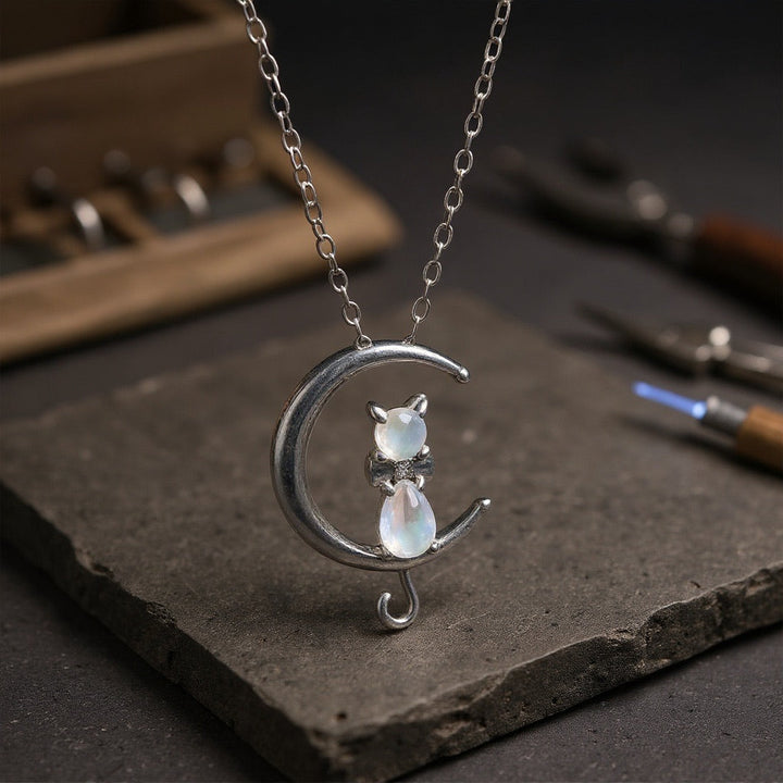 Collier en croissant de pierre de lune et chat