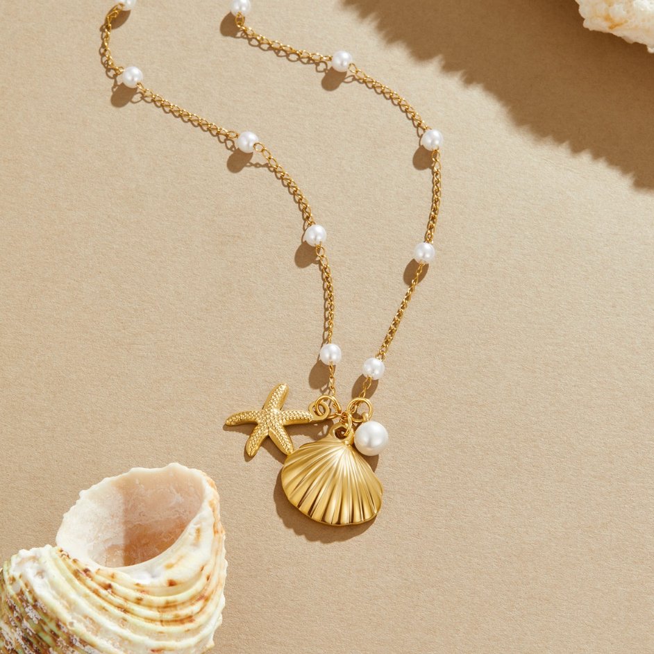 Collier avec charme en coquillage