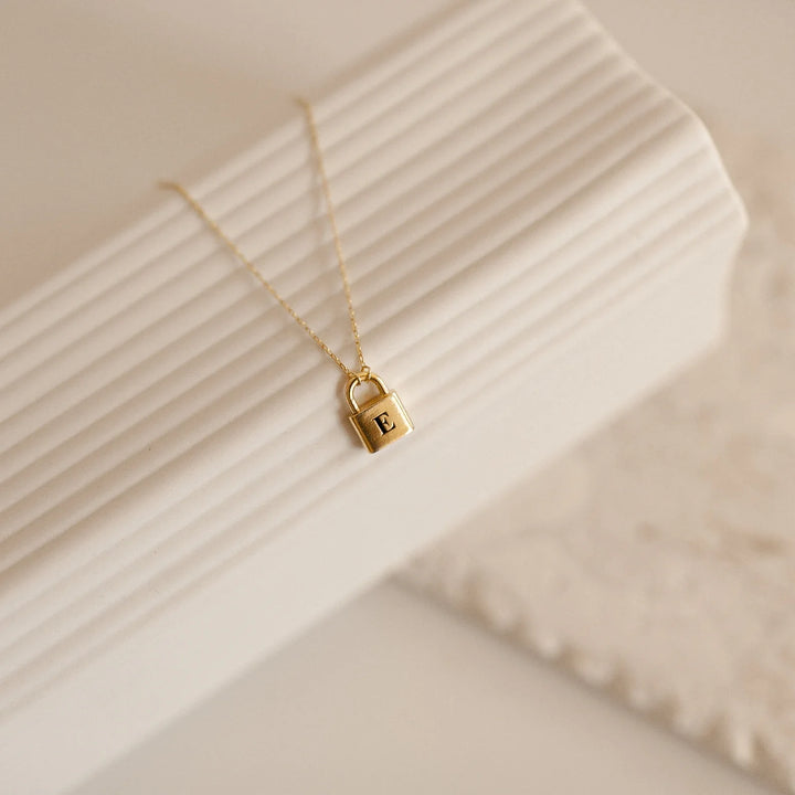 Collier Ellie® Initial Love Lock en or 18 carats