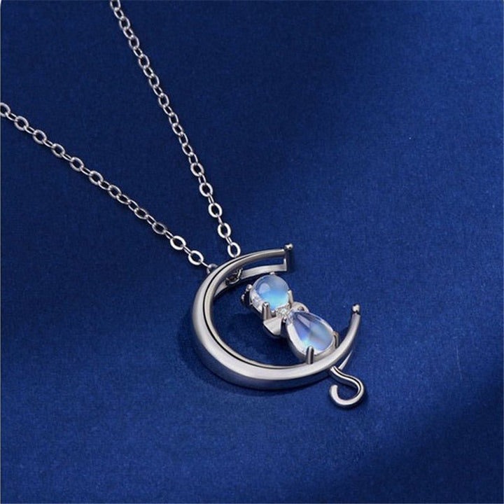 Collier en croissant de pierre de lune et chat