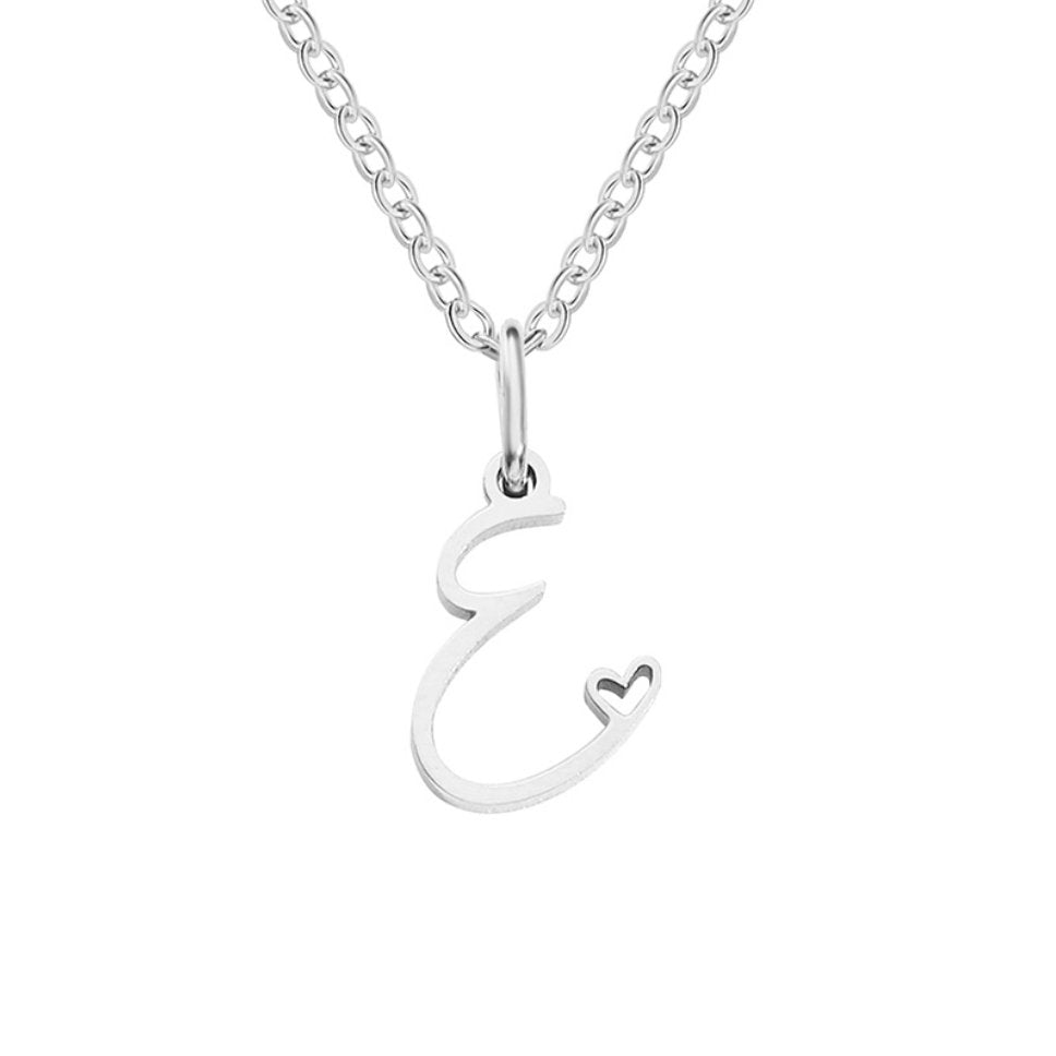 Collier en forme de cœur avec lettres en argent