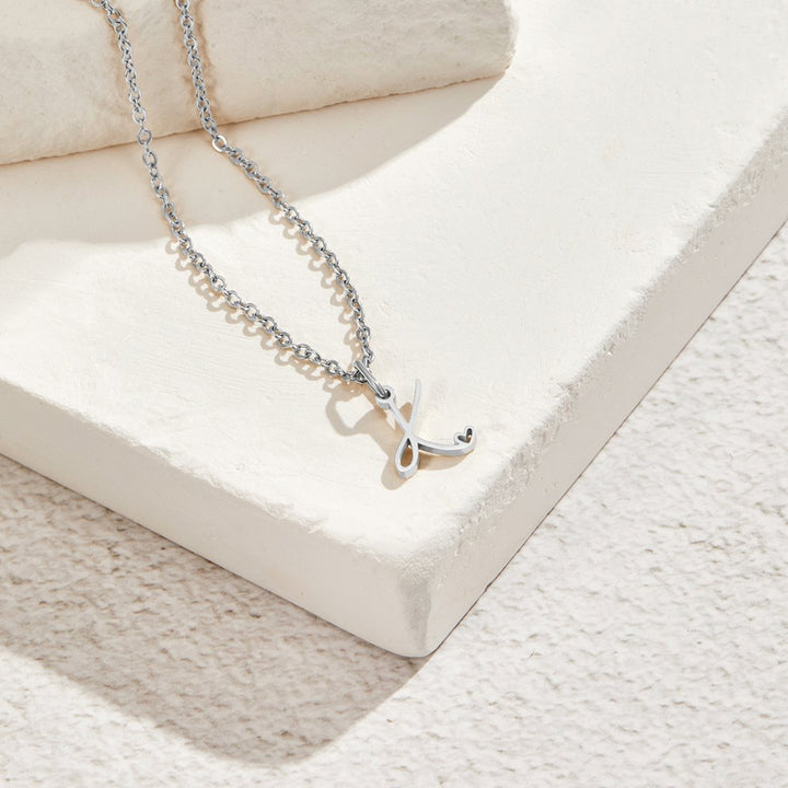 Collier en forme de cœur avec lettres en argent
