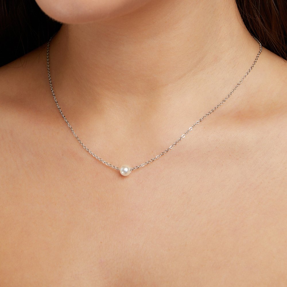 Collier en perles argentées