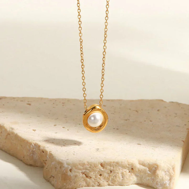 Collier en perles d'eau salée doré