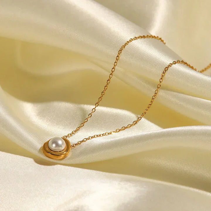 Collier en perles d'eau salée doré
