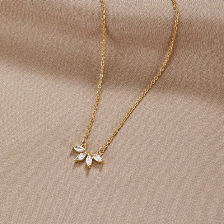 Collier en pendentif feuille de cristal Omelia