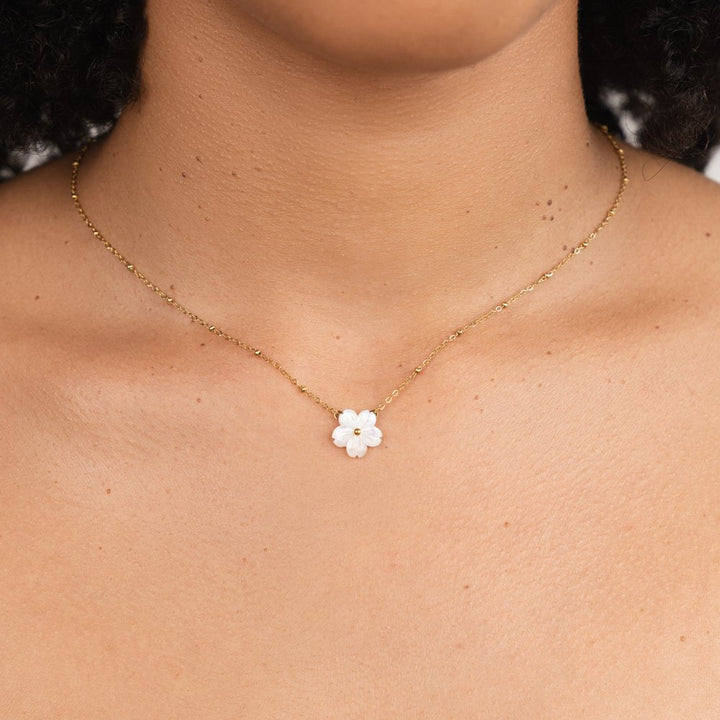 Collier de fleurs blanches