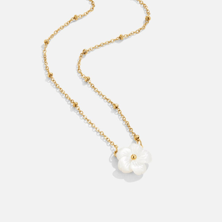 Collier de fleurs blanches