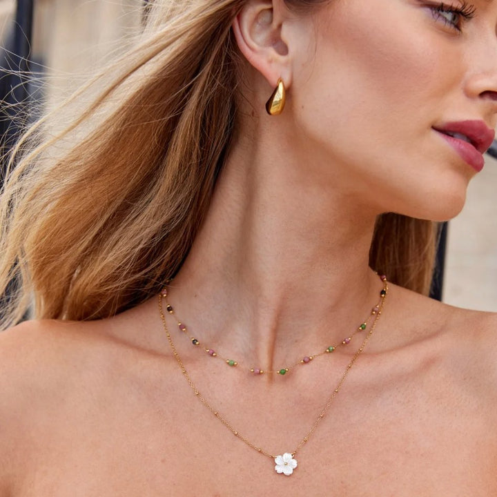 Collier de fleurs blanches