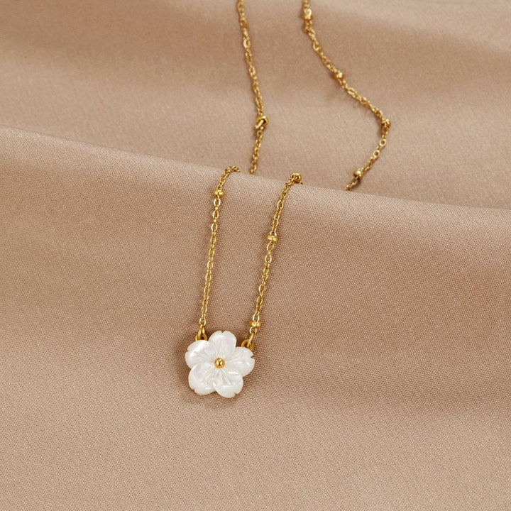 Collier de fleurs blanches