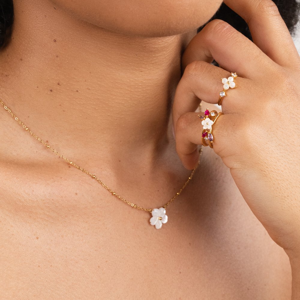 Collier de fleurs blanches